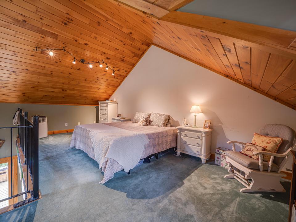 11 N Point Rd-102