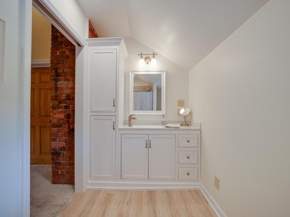 11 N Point Rd-111