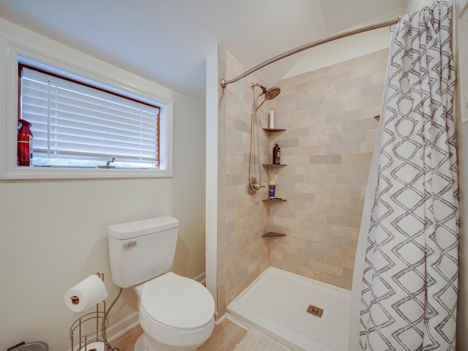 11 N Point Rd-112