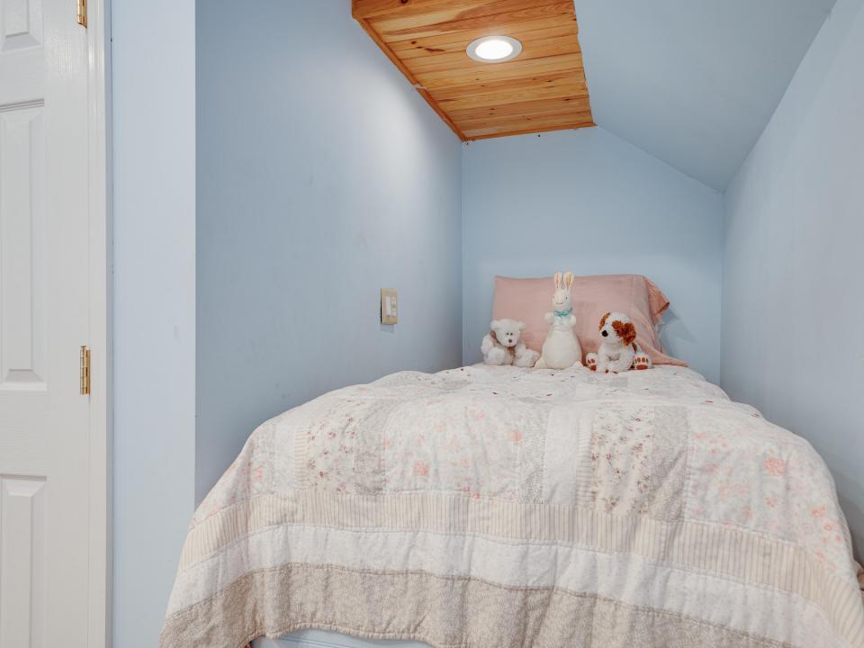11 N Point Rd-119