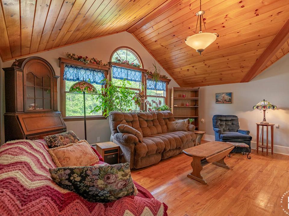 SaranacLakeHomeOnSlater_GreatRoom_L