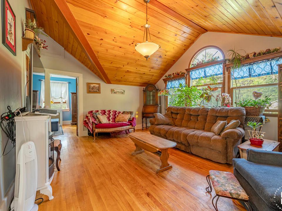 SaranacLakeHomeOnSlater_GreatRoom_R