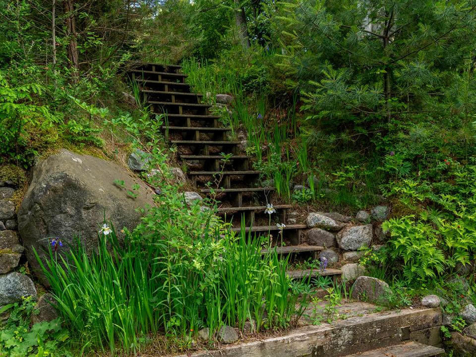 SaranacLakeHomeOnSlater_StairwayToBonusL