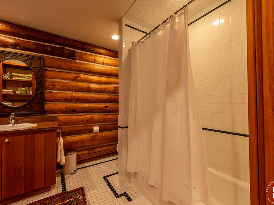 LittleLoj_Bathroom2_Shower