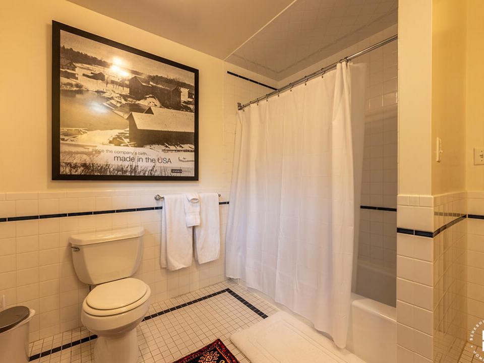 LittleLoj_Bathroom3_Shower