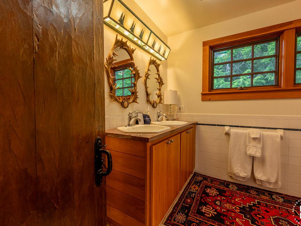 LittleLoj_Bathroom3_Vanity