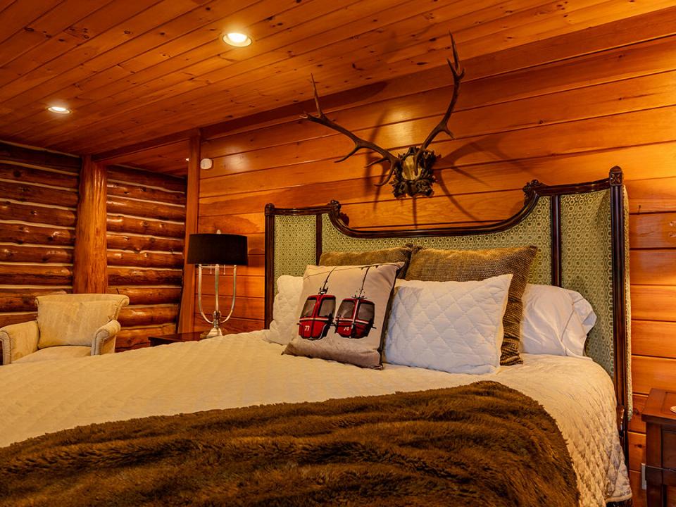 LittleLoj_Bedroom2_Bed_V