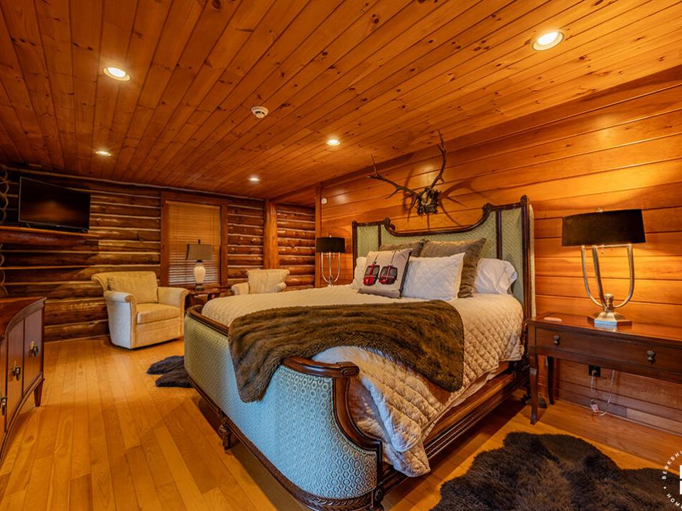 LittleLoj_Bedroom2_Bed