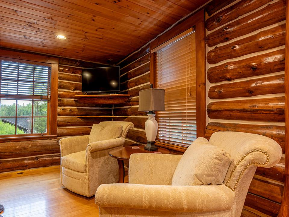 LittleLoj_Bedroom2_Chairs