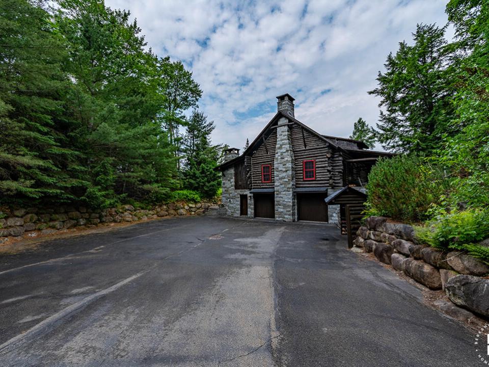 LittleLoj_Exterior_Driveway