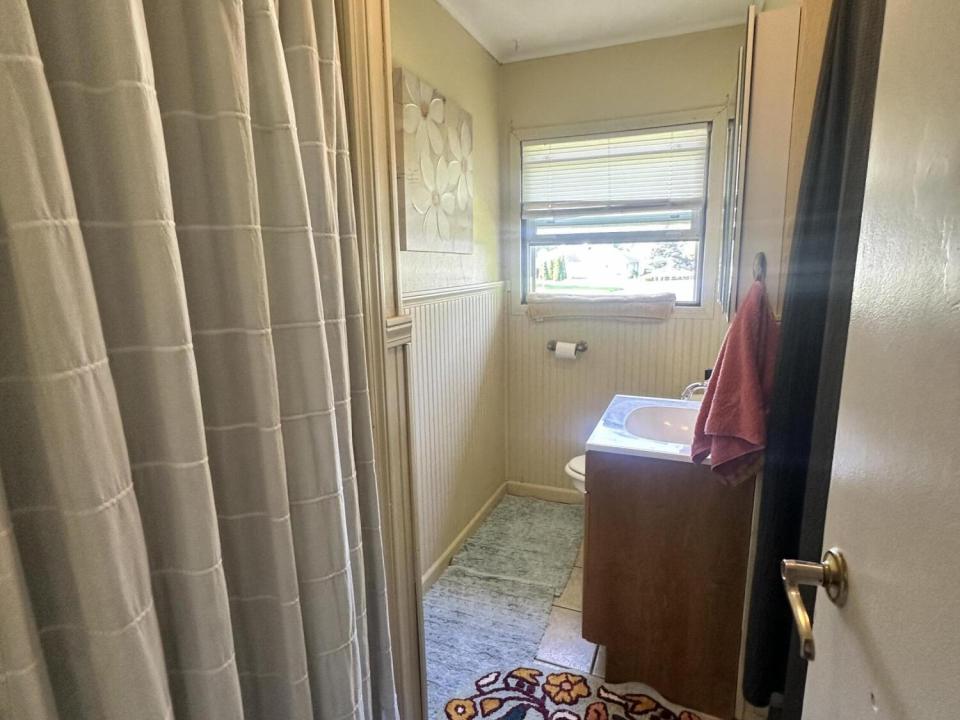 Apartment B Bathroom