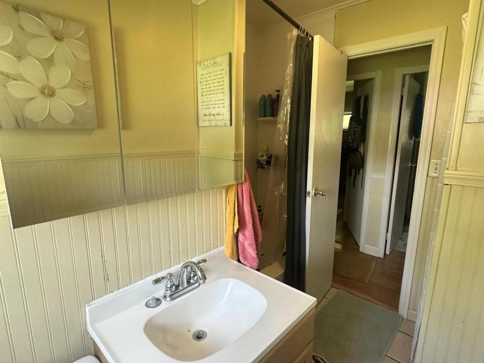 Apartment B bathroom