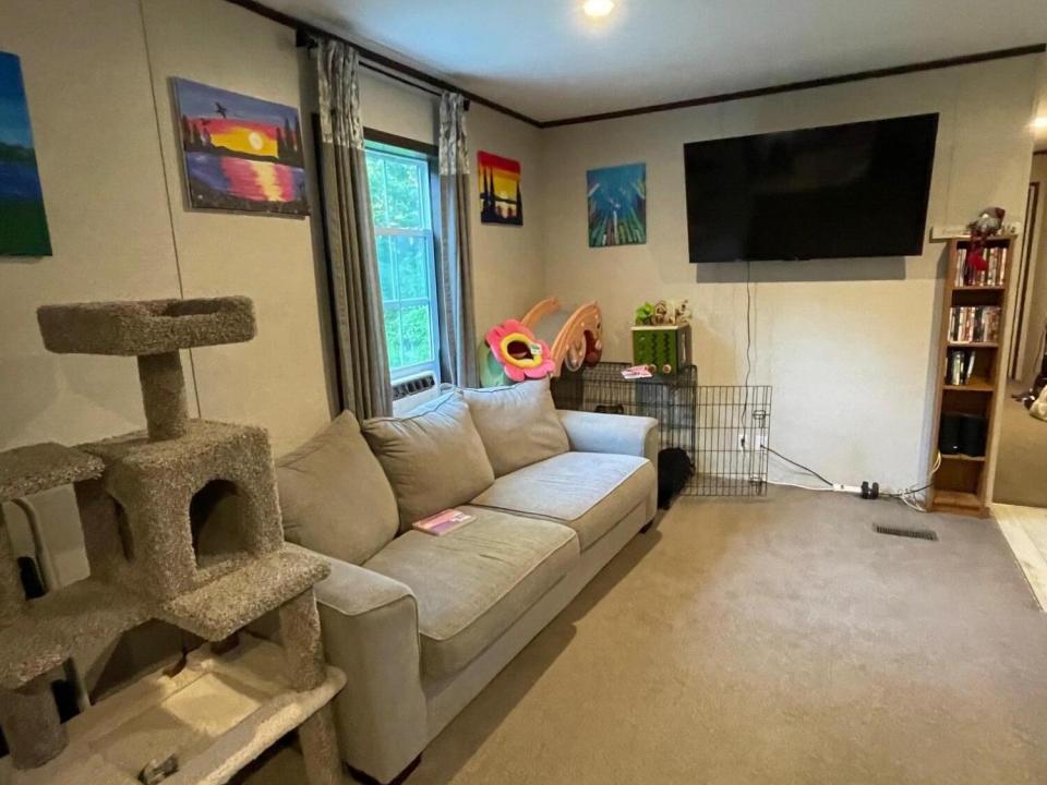 32 Quality Dr livingroom