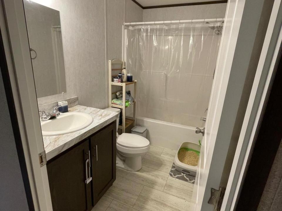 32 Qualty Dr bath