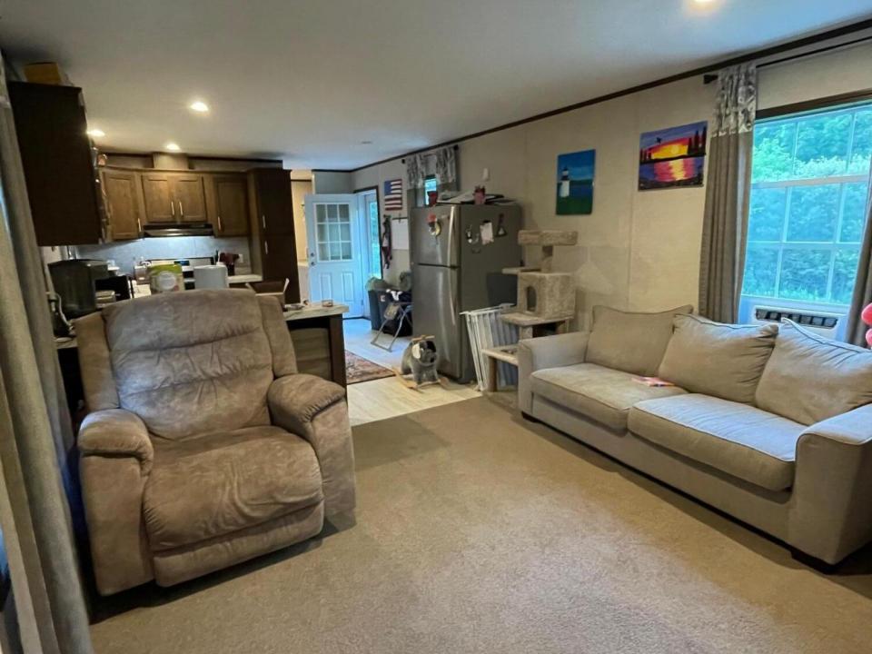 32 Qualty Dr livingroom 2