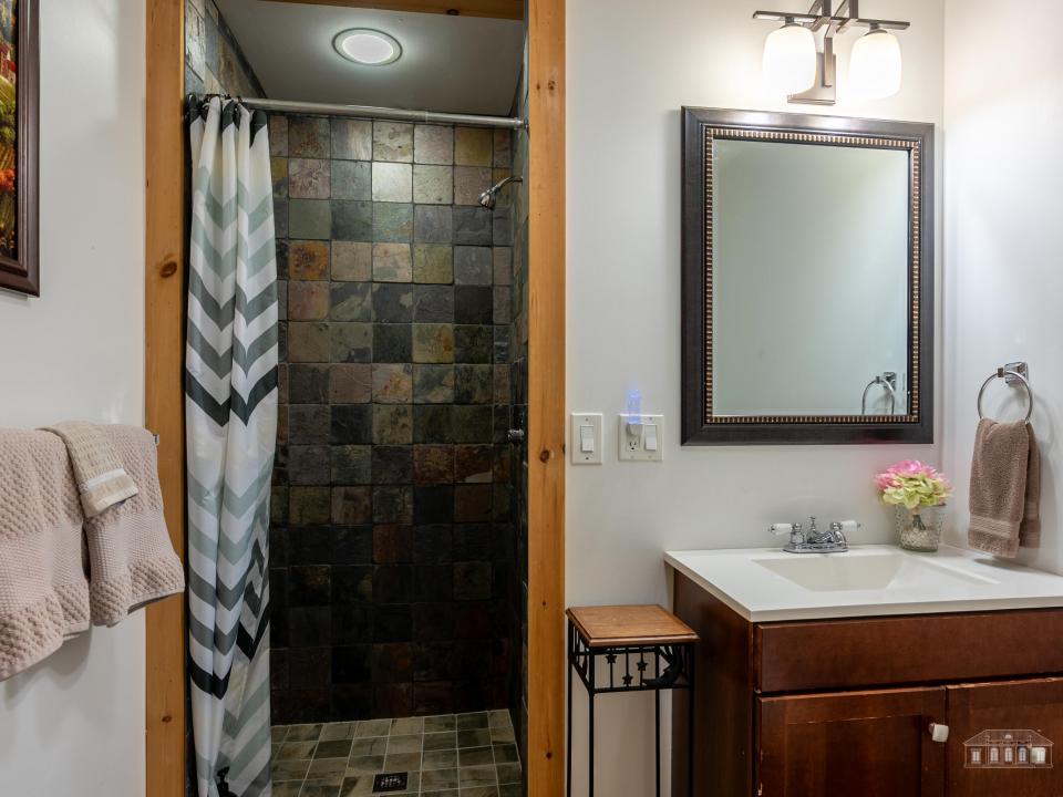 5885-5893 Cascade Rd LP-94