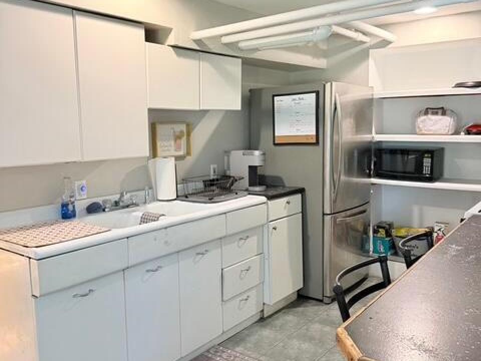 39 Shepard unit 3 kitchen pic 2