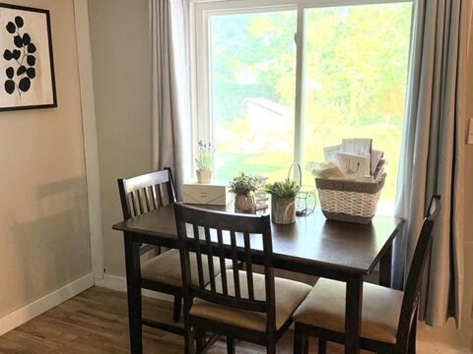 39 Shepard unit 3 dinning pic 1