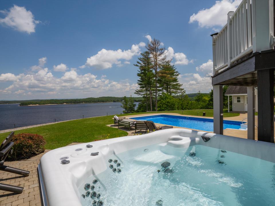 Mountain Manor Lakehouse - Alex Morales