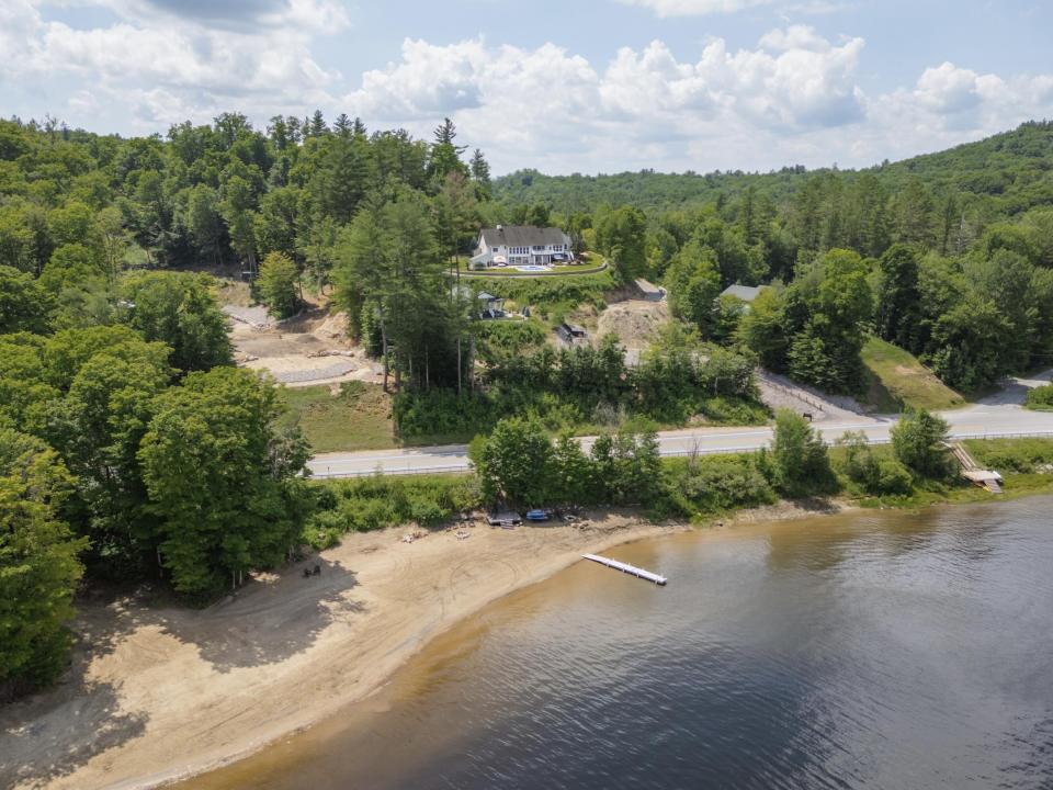 Mountain Manor Lakehouse - Alex Morales