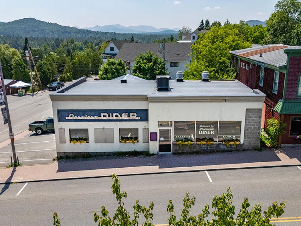 DowntownDinerInLakePlacid_A_Exterior_Fro