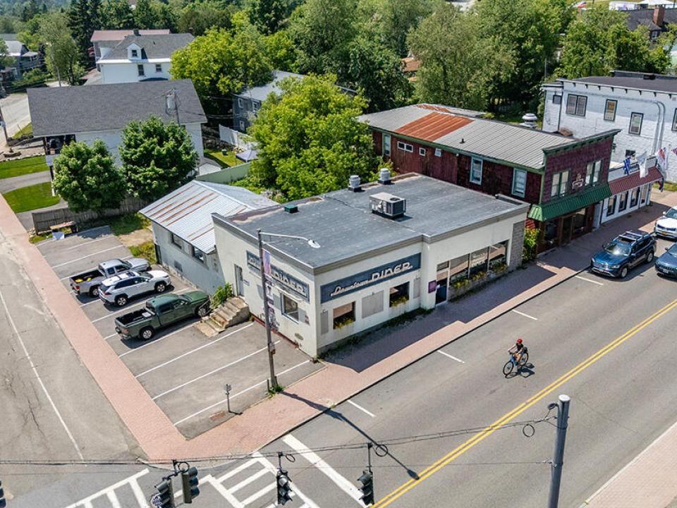 DowntownDinerInLakePlacid_A_Property_L_L