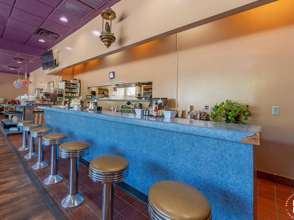 DowntownDinerInLakePlacid_BarArea