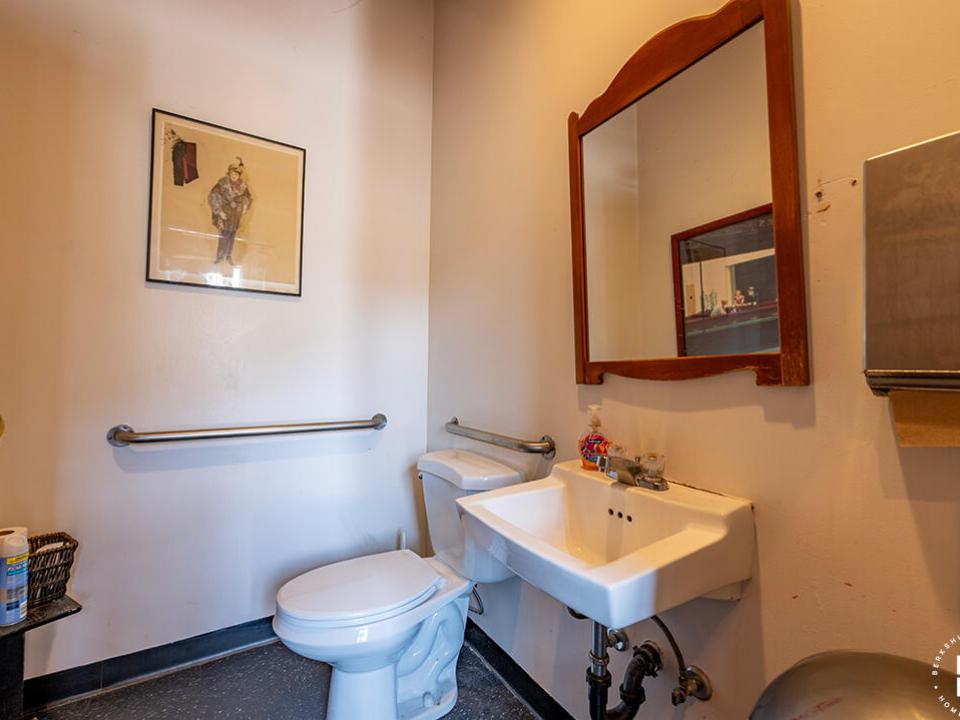 DowntownDinerInLakePlacid_Bathroom1