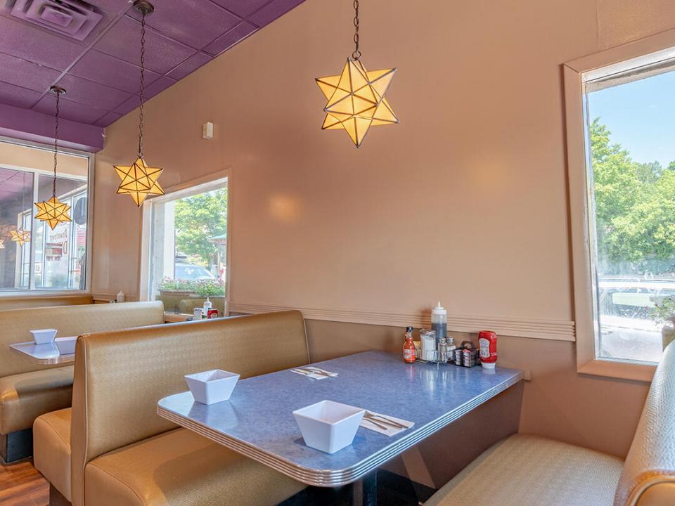 DowntownDinerInLakePlacid_Booth_V