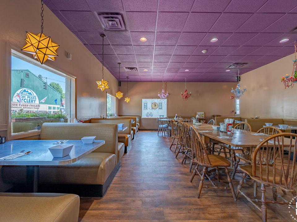 DowntownDinerInLakePlacid_Booths_Table_F