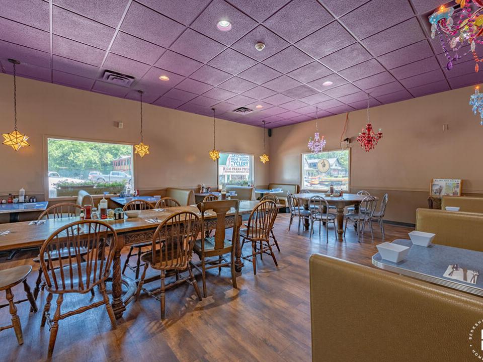 DowntownDinerInLakePlacid_Tables_Booths_