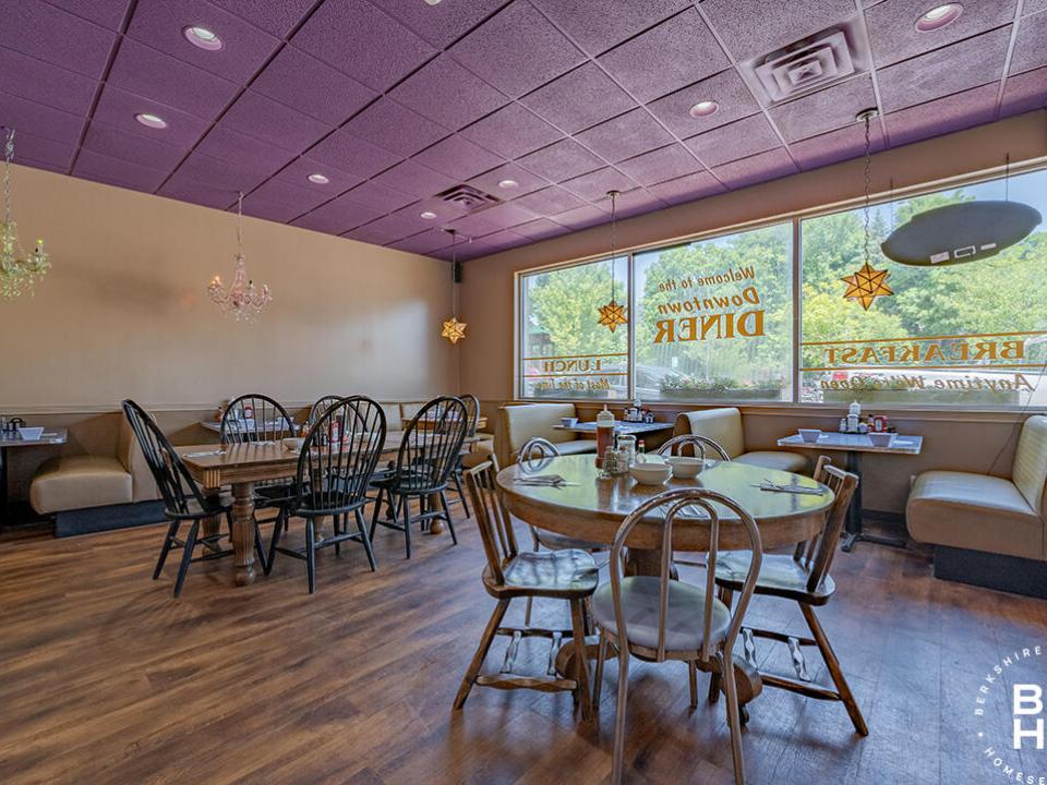 DowntownDinerInLakePlacid_Tables_Booths_