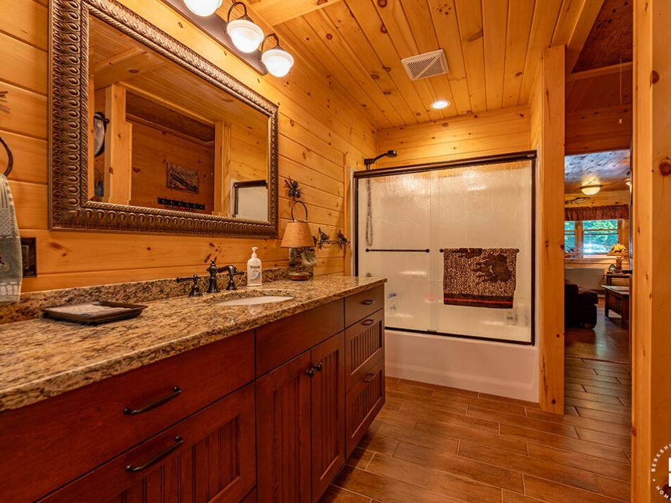 SaranacLakeCottageOnBartlettCarry_Bathro