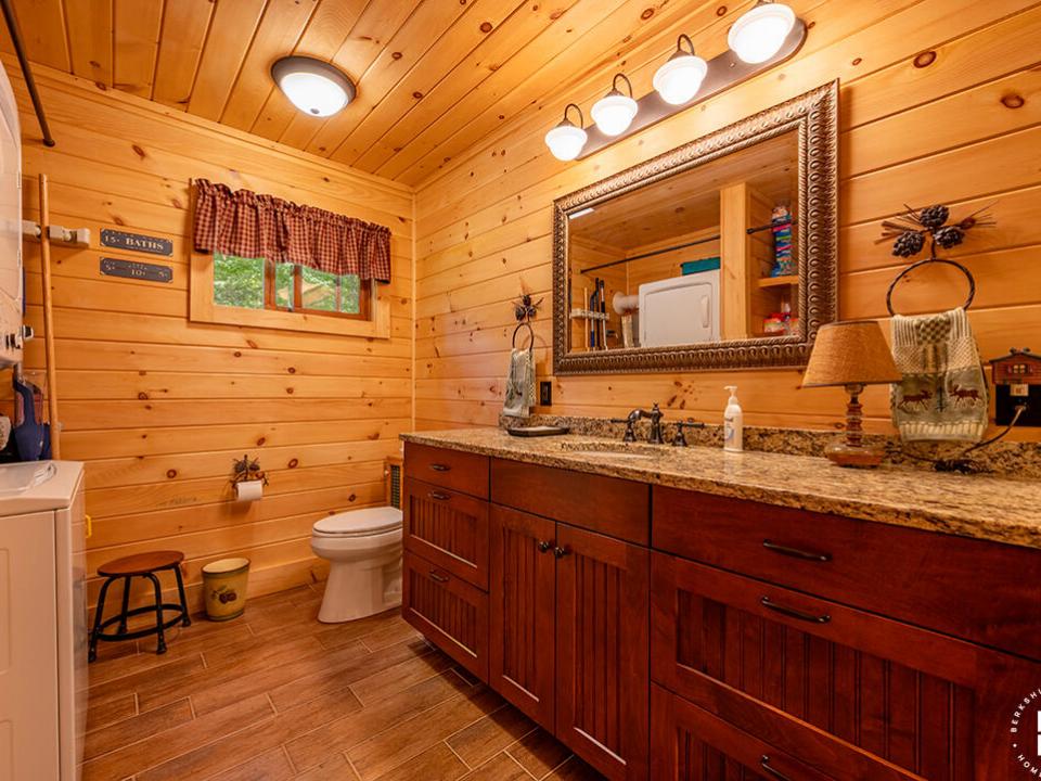 SaranacLakeCottageOnBartlettCarry_Bathro