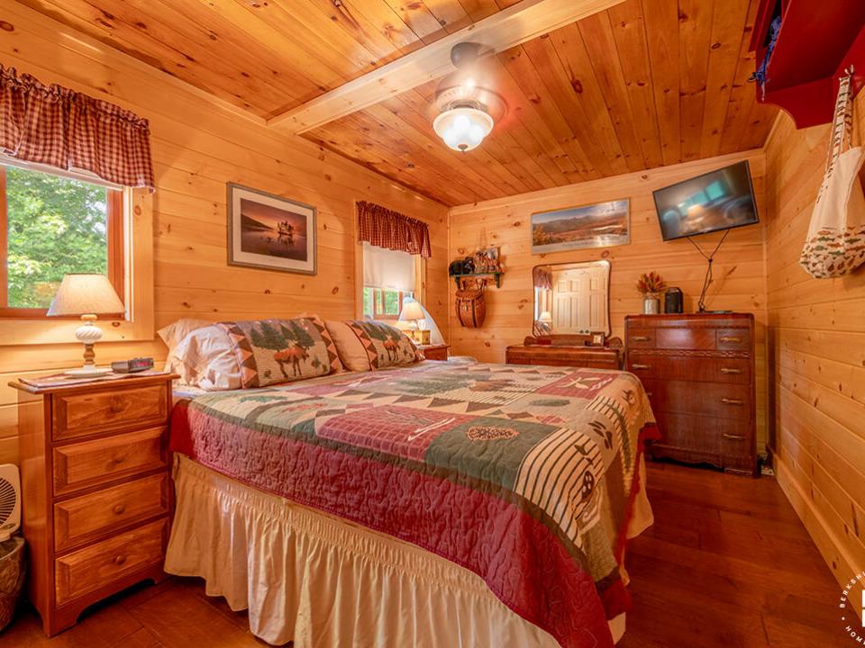SaranacLakeCottageOnBartlettCarry_Bedroo