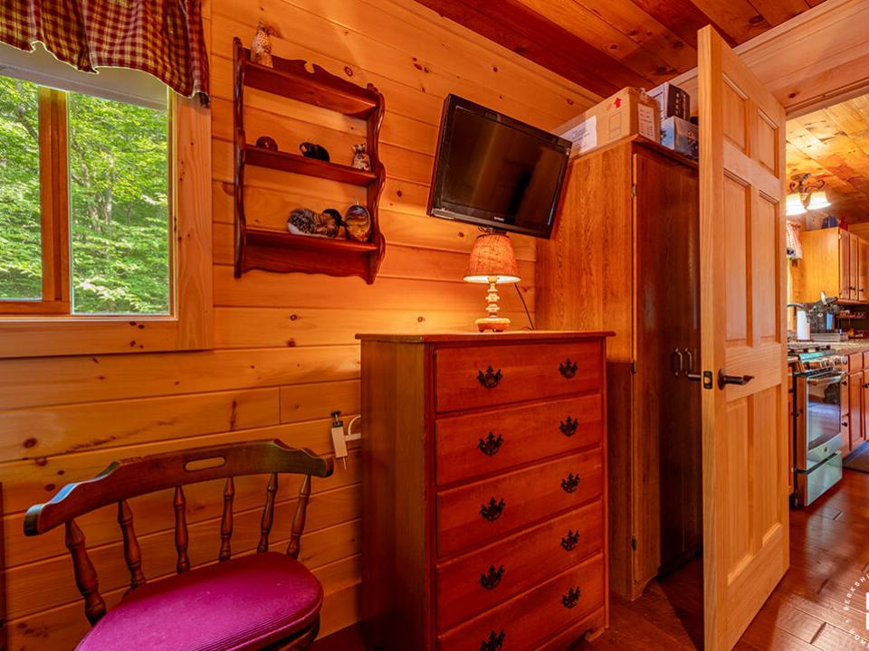 SaranacLakeCottageOnBartlettCarry_Bedroo