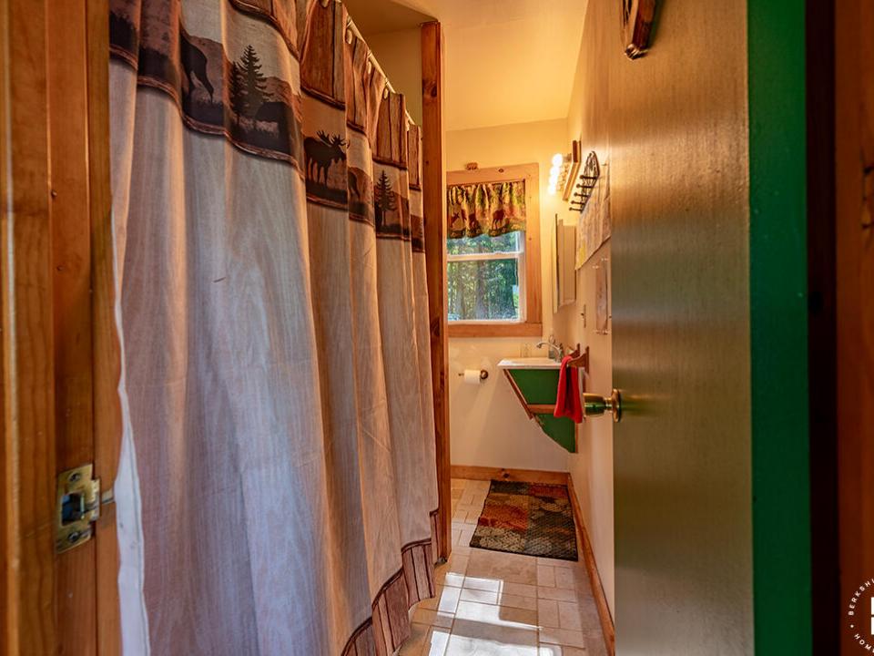 KeeneCabinOnStylesBrookRd_Bathroom