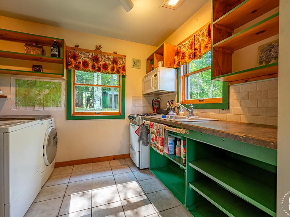 KeeneCabinOnStylesBrookRd_Kitchen_Stove