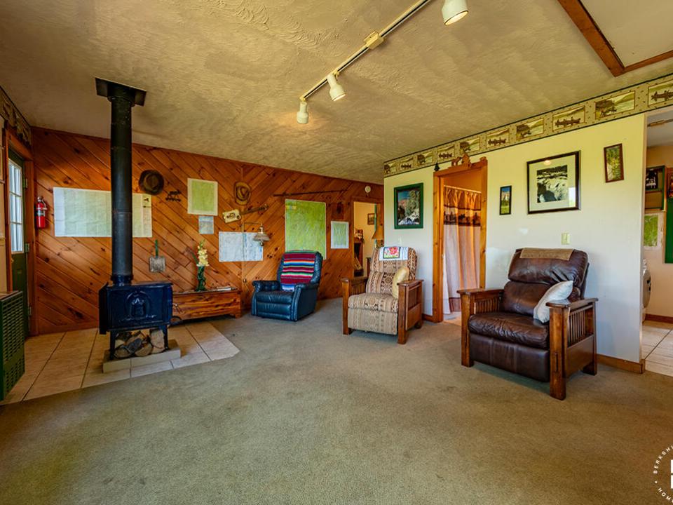 KeeneCabinOnStylesBrookRd_LivingRoom