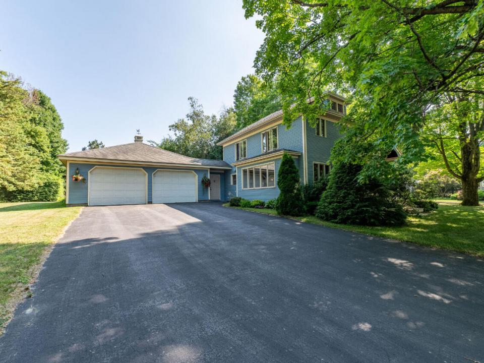 Driveway/Garage/Entrance