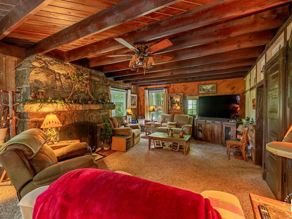 CharmingHomeOnMountainLane_LR