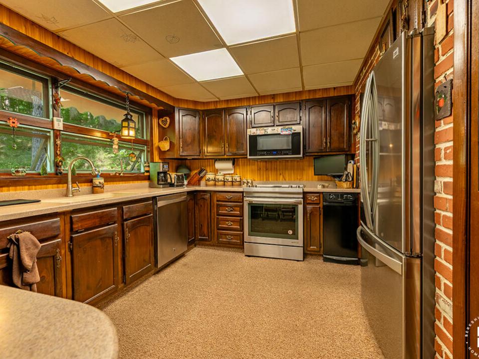CharmingHomeOnMountainLane_Kitchen_L