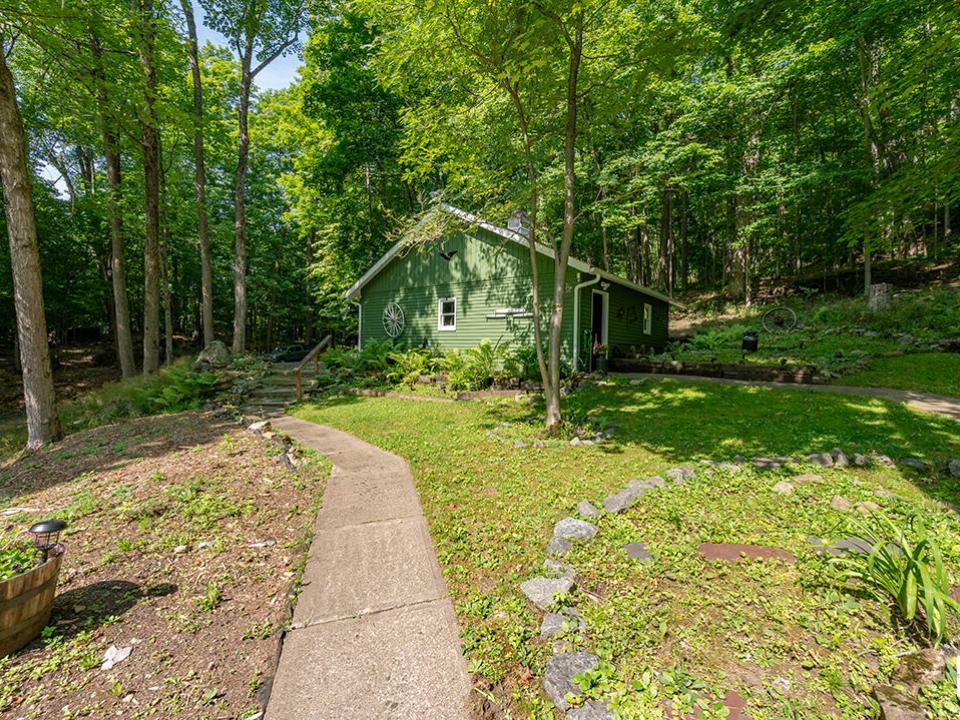 CharmingHomeOnMountainLane_Garage_Exteri