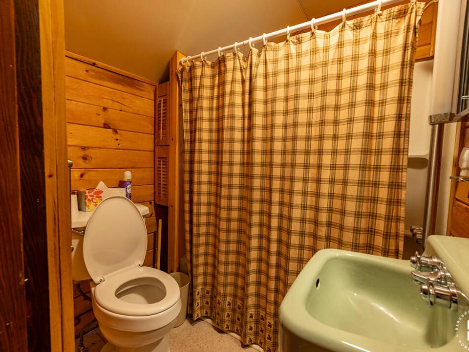 CharmingHomeOnMountainLane_GC_Bathroom