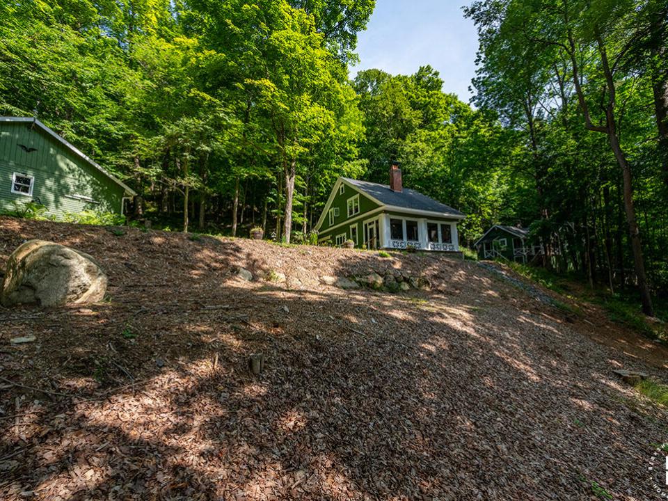 CharmingHomeOnMountainLane_Exteriors_Fro