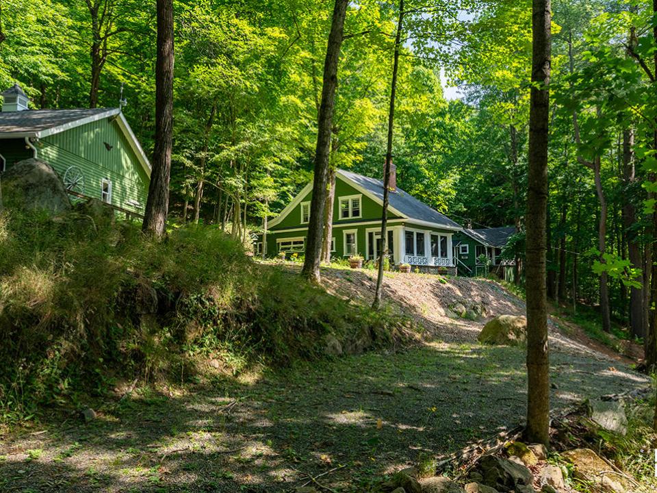 CharmingHomeOnMountainLane_Exterior