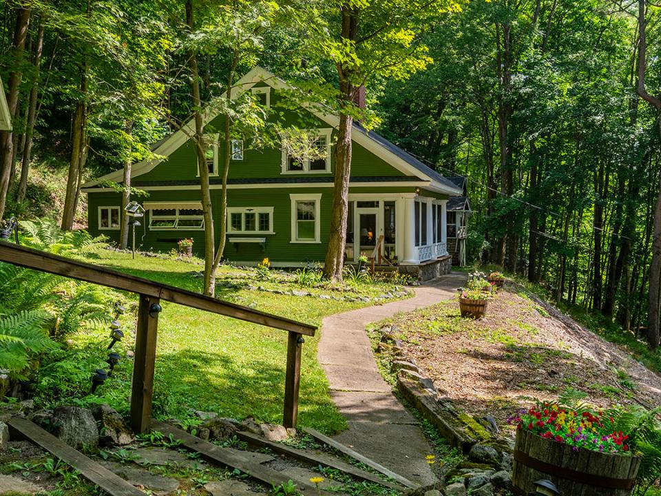 CharmingHomeOnMountainLane_Exterior_Flow