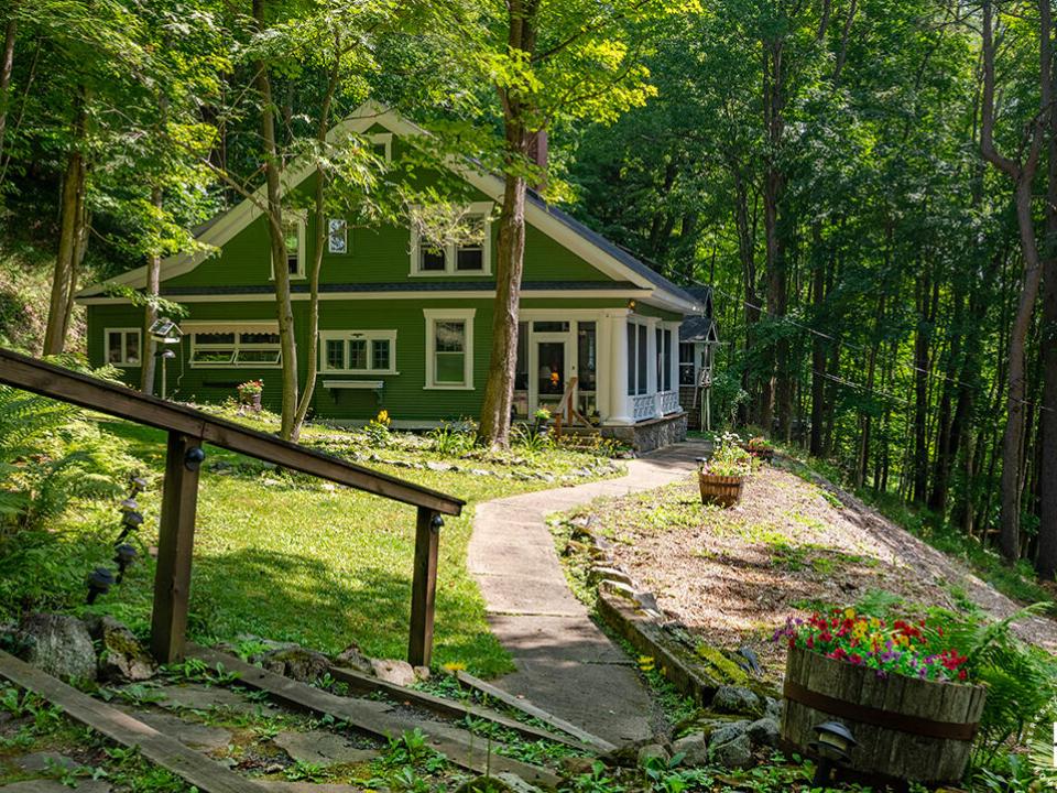 CharmingHomeOnMountainLane_Exterior_Flow