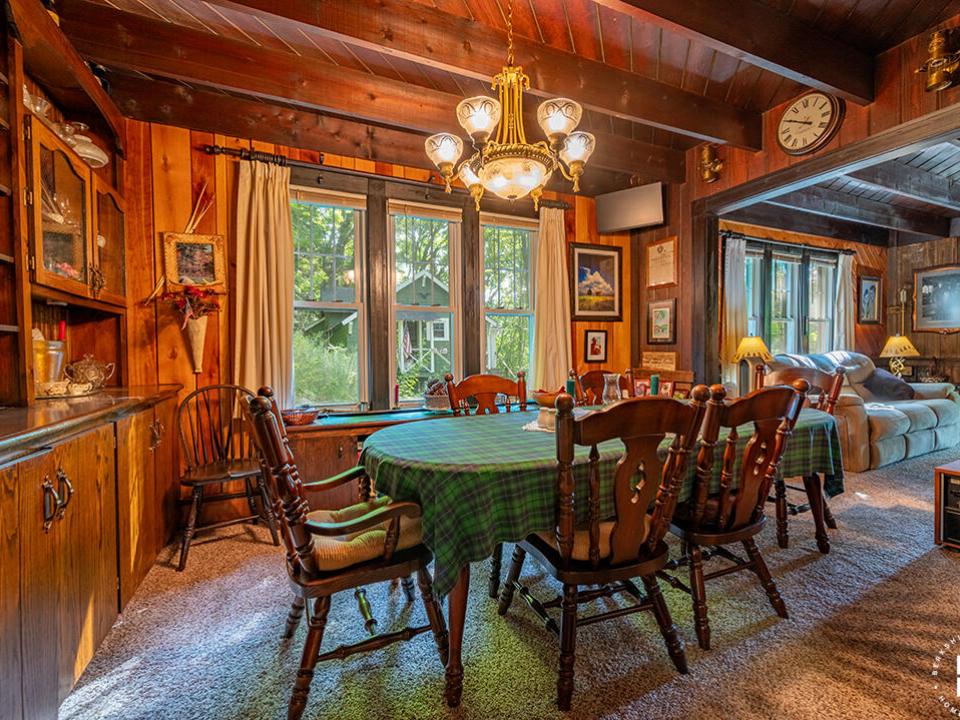 CharmingHomeOnMountainLane_DiningRoom