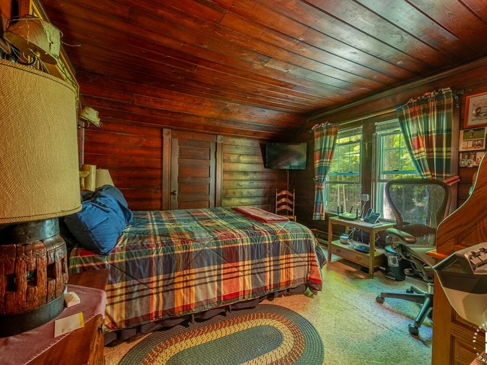 CharmingHomeOnMountainLane_Bedroom2